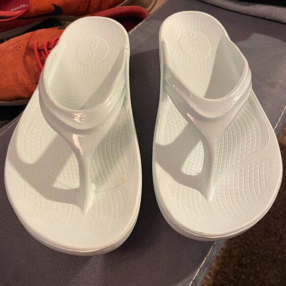 ladies OOFOS flip flops - Picture 2 of 7